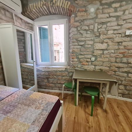 Rooms & Studio Apartments Šibenik Oda fotoğraf
