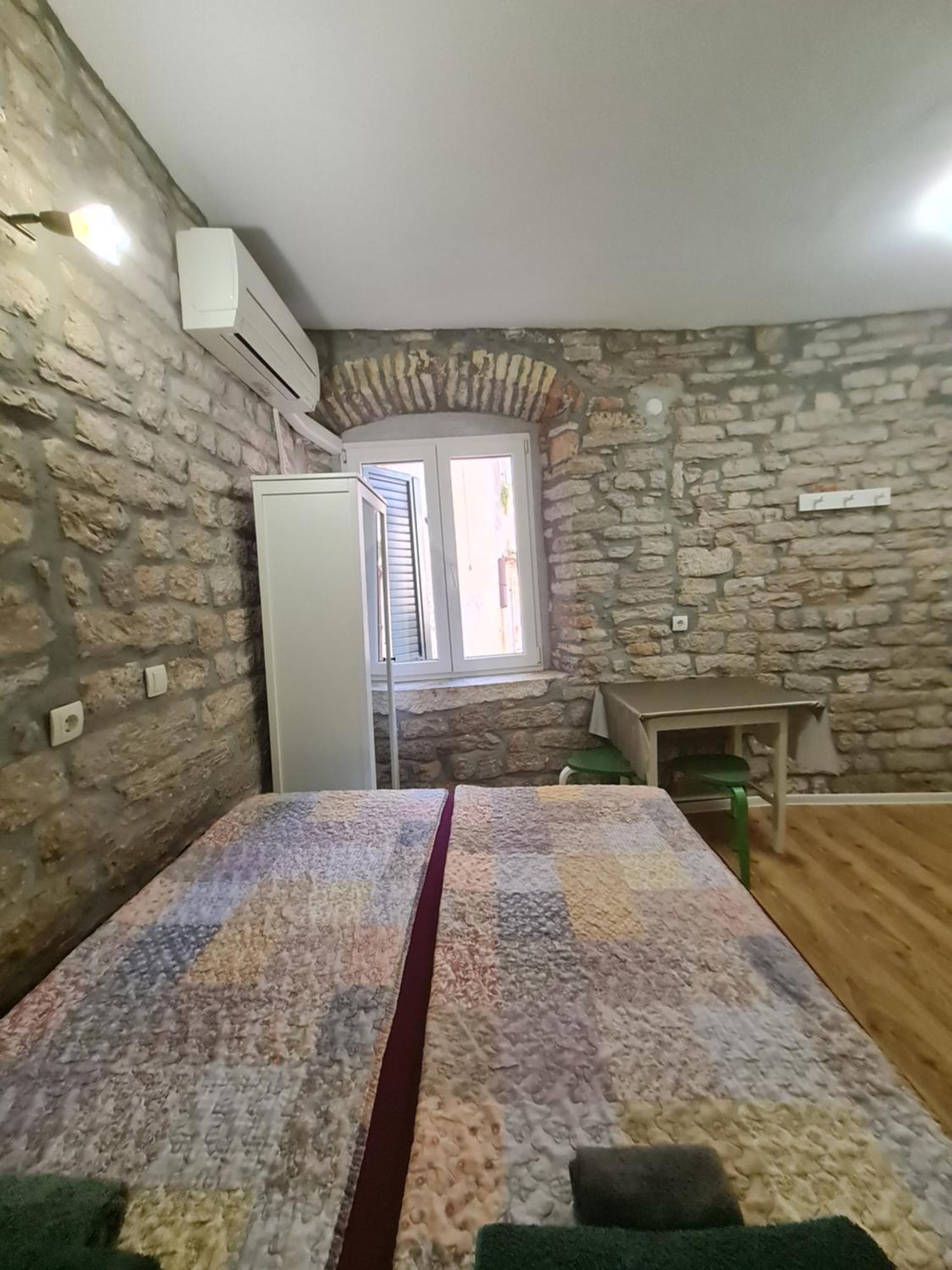 Rooms & Studio Apartments Šibenik Oda fotoğraf